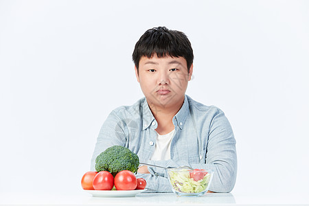 多吃蔬菜水果讨厌吃蔬菜水果的肥胖小男孩背景