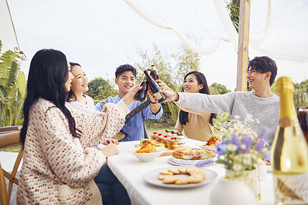 啤酒美女年轻人户外聚会背景