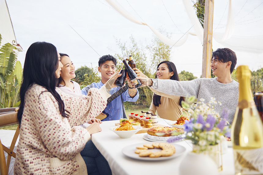 年轻人户外聚会图片