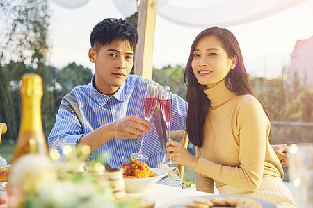 青年男女聚会喝酒碰杯图片