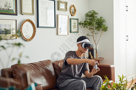 年轻男士居家VR眼镜游戏体验图片