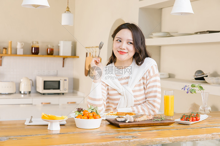 精致女孩喝下午茶图片