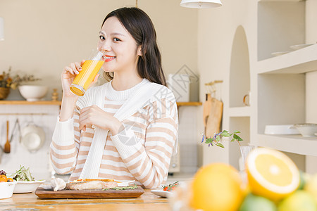 喝橙汁的年轻女孩图片