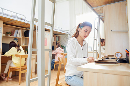 期中考试女学生宿舍学习背景