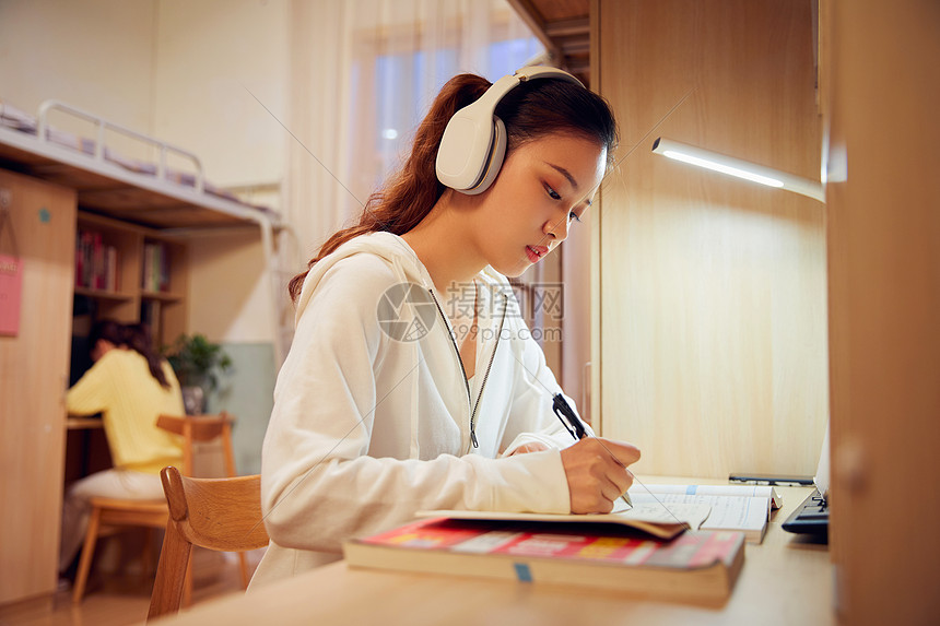 女学生晚上在宿舍认真学习图片