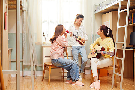 女学生宿舍弹吉他唱歌高清图片