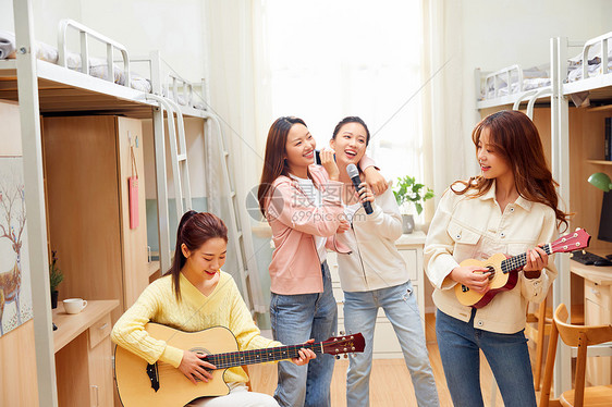 女学生宿舍弹吉他唱歌图片