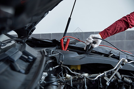 工业室内汽修工修理汽车故障排查车辆零件检查电池特写背景