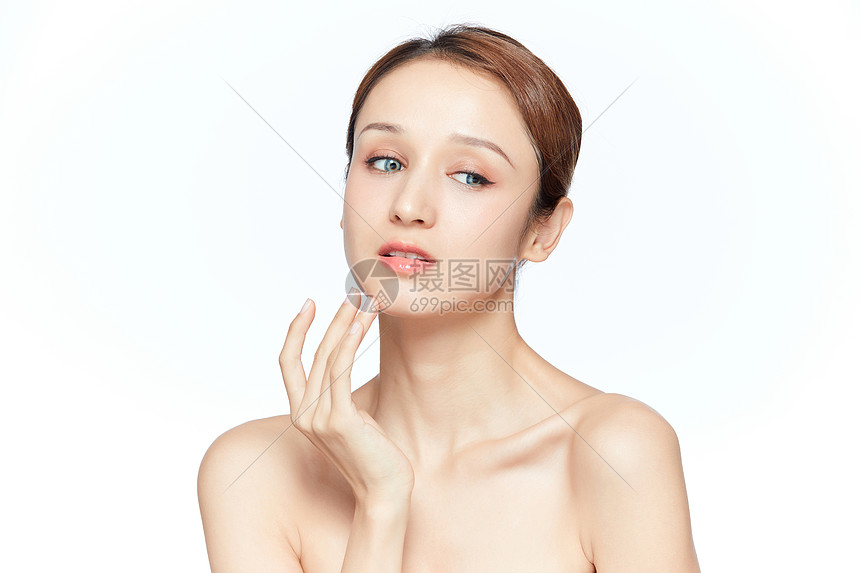 美女护肤保养面部保湿图片