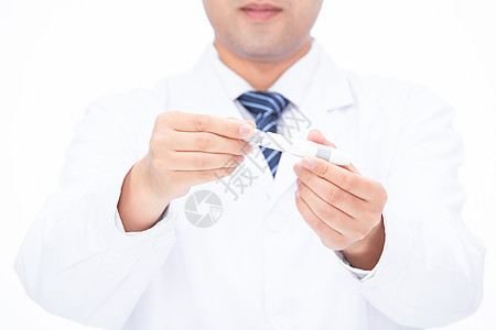 医生演示采血针使用方法图片