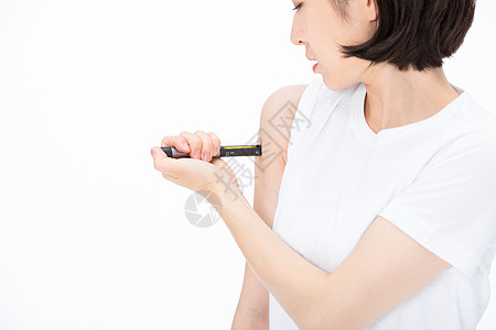 白领女性女性自己注射胰岛素背景