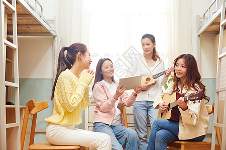女学生宿舍吉他弹唱图片