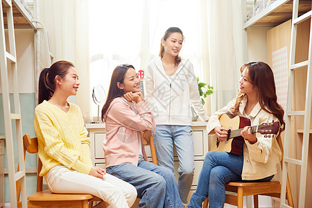 女学生宿舍吉他弹唱图片