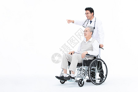 医生带着行动不便的老人散步图片