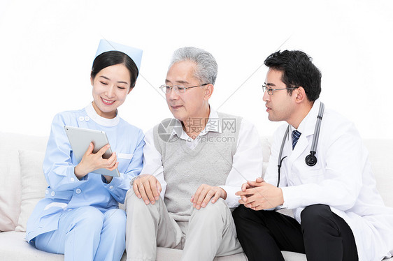 医生和护士为老人检查身体介绍病情图片