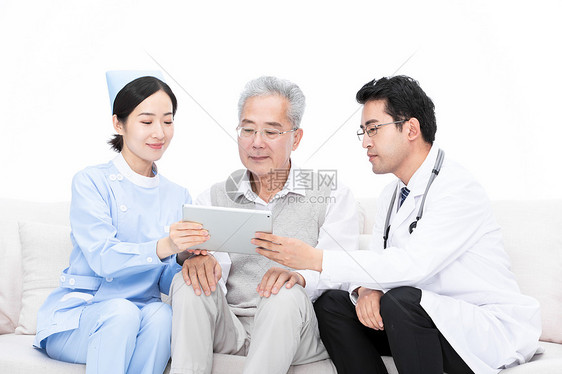 医生和护士为老人检查身体询问病情图片