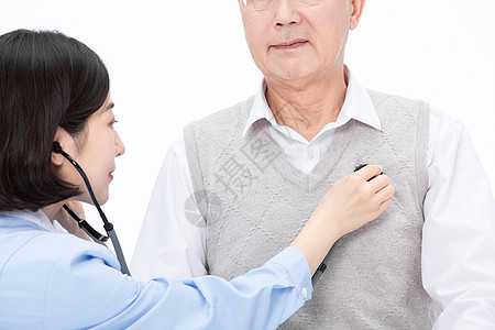 护士用听诊器给老人检查身体高清图片