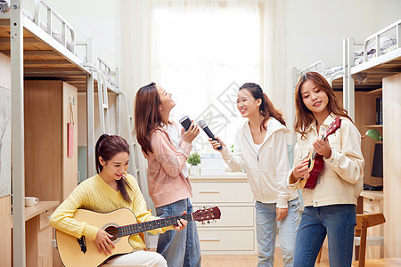 女学生寝室弹吉他唱歌图片