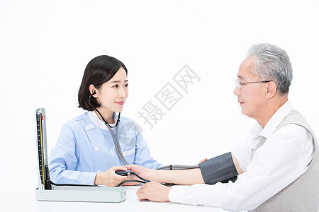 女性护理护士用血压仪为老人测量血压背景