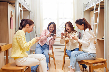 女学生宿舍一起玩手游背景图片