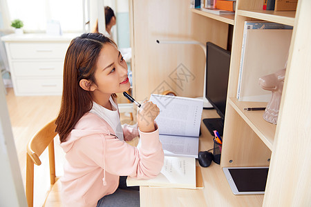 女学生宿舍学习形象图片