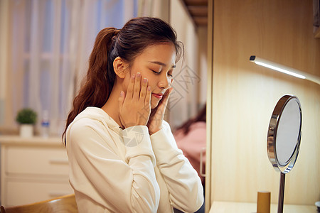 美女学生晚上宿舍护肤保湿图片