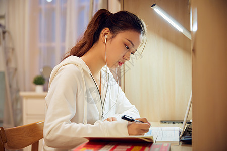 女大学生考研前在宿舍认真复习图片