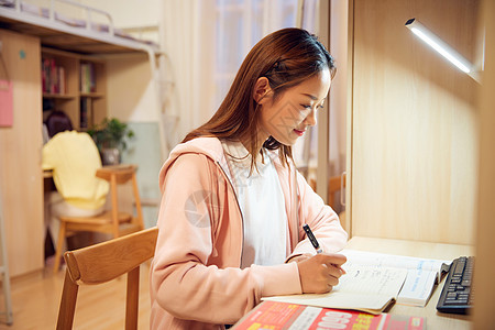 女大学生考研前在宿舍认真复习图片