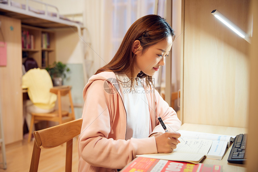 女大学生考研前在宿舍认真复习图片