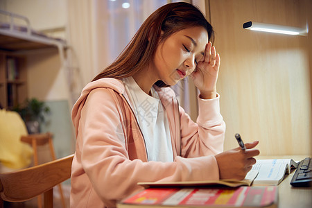 女学生考研复习疲惫图片