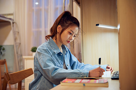 女大学生考研前在宿舍认真复习图片