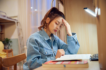 大学生睡觉女学生考研复习疲惫背景