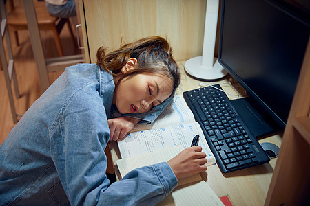 女学生考研复习疲惫图片