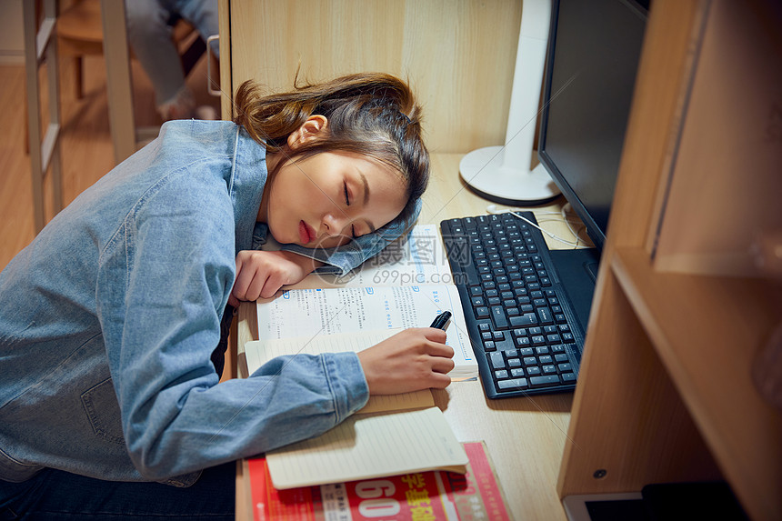 女学生考研复习疲惫图片