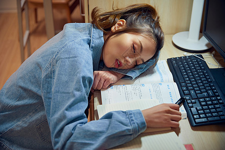 睡着的美女夜晚女学生考研复习睡着背景