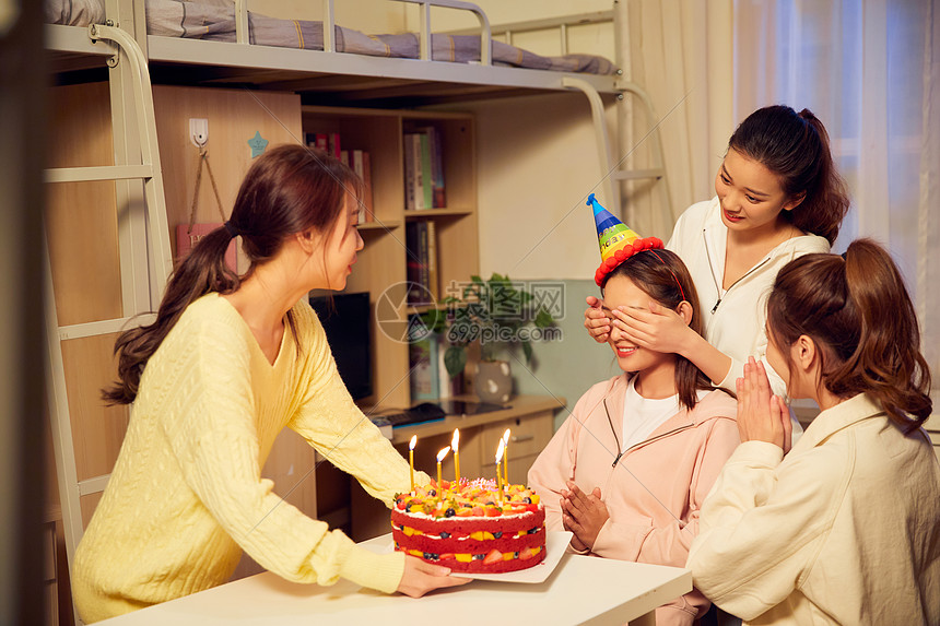 女学生寝室开心过生日图片