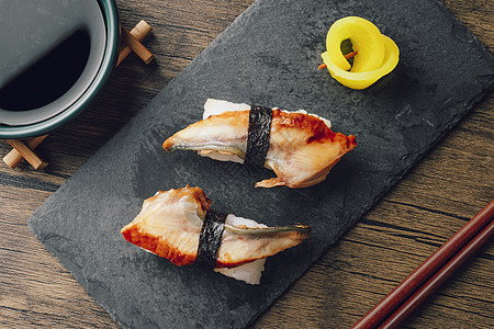 海苔寿司木桌上的鳗鱼寿司单品背景