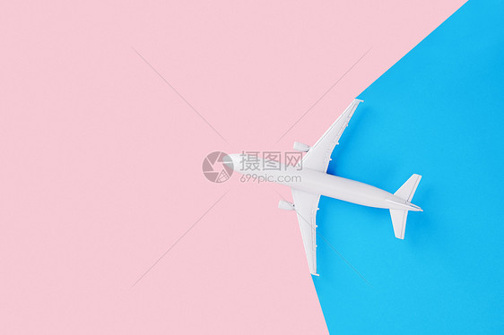 创意飞机掠过粉色背景图片