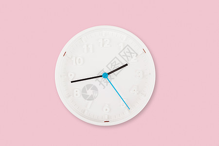 粉色背景上的白色时钟背景图片
