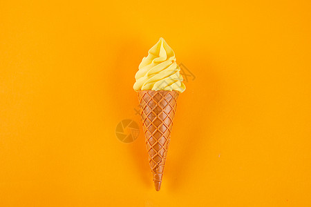黄色背景上的冰激凌背景图片
