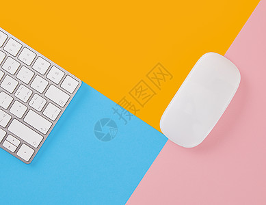 拼接色彩背景上的鼠标键盘图片