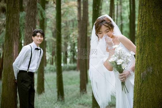在森林里拍婚纱照的幸福情侣图片