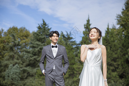 新娘和新郎户外时尚情侣婚纱写真背景