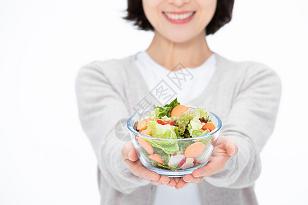 蔬果沙拉女性手捧沙拉沙拉健康饮食背景