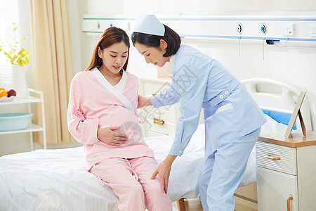 护士扶着孕妇上病床图片