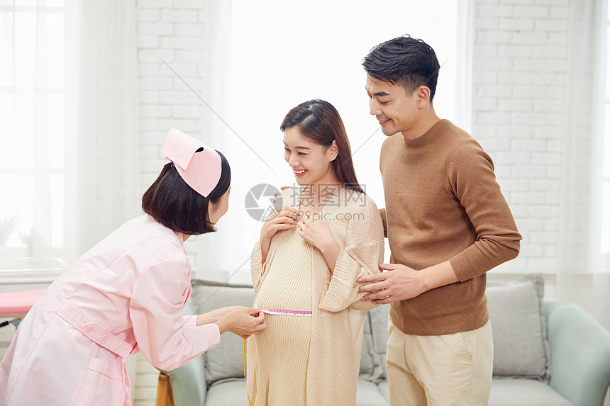 护工给待产孕妇量肚子维度图片