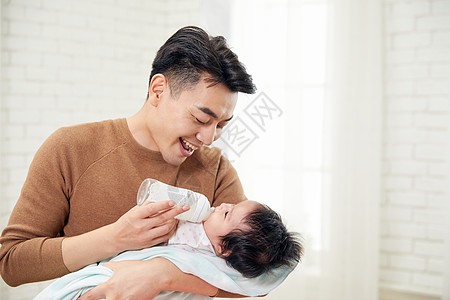 年轻爸爸奶爸开心给婴儿喂奶高清图片