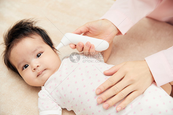 护士给婴儿宝宝测耳温体温图片