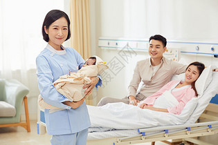高档月子中心护工抱着婴儿图片