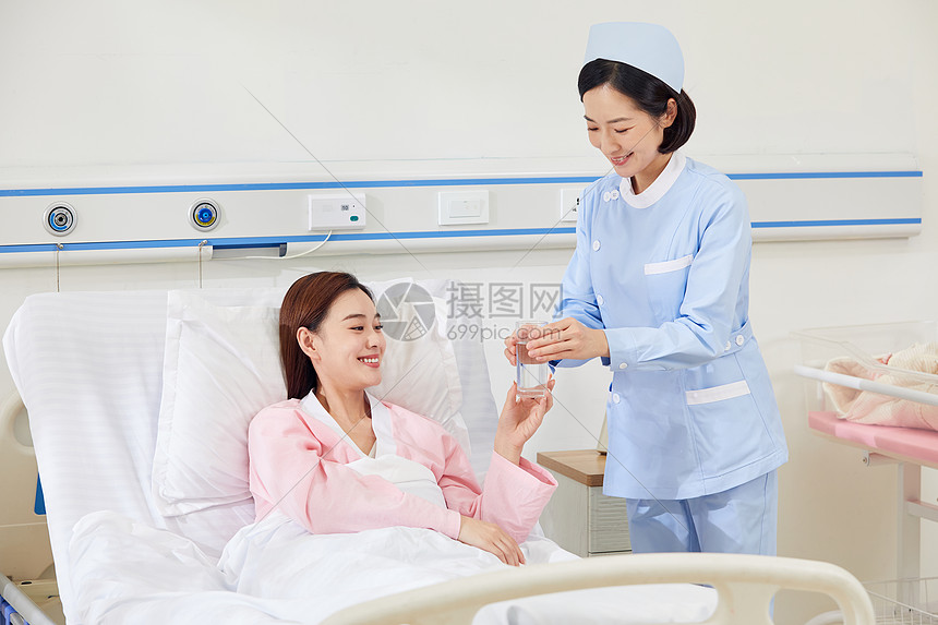 月子中心医护人员照顾产妇